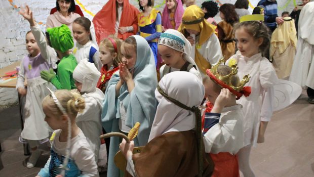Radostný karneval s biblickými postavami